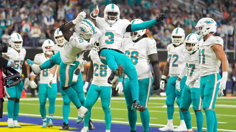 Miami Dolphins snap losing streak with win over Rams